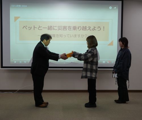 心理学キャリア演習で作成した動画及びパンフレットを福井県へ贈呈しました。